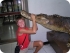 Турист в Таиланде с чучелом крокодила