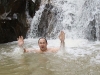 Турист в водопаде в Таиланде
