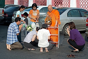 Стоит ли подавать милостыню в Таиланде?