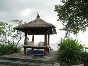 Беседка на пляже на Бали
