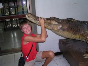 Турист в Таиланде с чучелом крокодила